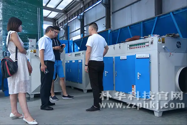 伊朗客户在朴华科技车间参观有机AK（中国）官方在线登录，朴华科技工作人员在做介绍